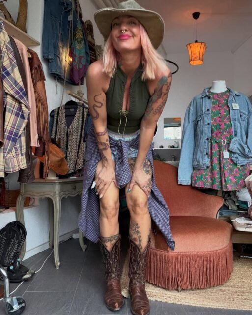 Un peu de moi, cette semaine 💛

☀️ Moi à la boutique, trop contente, avec mon chapeau et mon look un peu cow-boy 🤠
💅 Mes nouveaux ongles, très printaniers
🤍 Une cliente trop chou qui m’envoie ses santiags bien rangées chez elle 🥹
👗 Les tissus des nouvelles robes d’été qui arrivent dès ce samedi (nouveau drop incoming ✨)
🛍️ Vide-dressing le 26 avril aux Bains Payes à Vevey
🎉 Vide-dressing le 3 mai au Quai Roussy à La Tour-de-Peilz avec les copains
🧵 Mes allers-retours pour emmener les vêtements à la couturière
🎥 Une minute de nouveautés qui arrivent bientôt à la boutique 👀
💅 Et pour finir… encore mes ongles, parce que je les aime trop 😌

Lisou Street Vintage
Avenue de Béthusy 38B, Lausanne

⏰ Horaires cette semaine
Mardi 13h–19h
Mercredi, jeudi, vendredi 14h–19h
Samedi 11h–18h

#lausannevintage #vintagestyle #secondemain #springmood #videdressing ✨