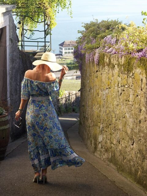 Dans le Lavaux, entre vignes, fleurs et lumière dorée… 🌸🌿✨
Un décor à part, juste à côté de Lausanne, pour une collection qui respire le printemps et la liberté 🌞

Dentelle, imprimés, matières légères, silhouettes qui bougent…
Toutes les pièces sont vintage et uniques — il n’y en a qu’une seule de chaque 💫🫶
Des vêtements choisis avec soin, pensés pour être portés, remarqués… et impossibles à retrouver.

Cette fois, c’est environ 25 pièces qui arrivent en boutique 🌷
Je ne peux pas tout montrer ici — le shooting et les photos prennent du temps — mais chaque pièce mérite vraiment d’être vue en vrai ✨

Un immense merci @yayoyelloww & @valentine_dpm pour leur présence et leur énergie 🌸
et @lissy.baldwin pour les images 💛📸
Dis moi en commentaire si toi aussi tu aimes ce thème ?

La collection sort samedi 3 mai au matin 🌼
→ première arrivée, première servie

Horaires cette semaine 🌿
• aujourd’hui 14h–19h 🌸
• demain 9h–14h 🌼
• vendredi 14h–19h 🌷
• samedi 11h–18h 🌞

📍 Lisou Street Vintage
Avenue de Béthusy 38B, Lausanne 🌿

Le Lavaux, des pièces uniques, et cette sensation de trouver quelque chose que personne d’autre n’aura 🌸💫
Tu aimes ??