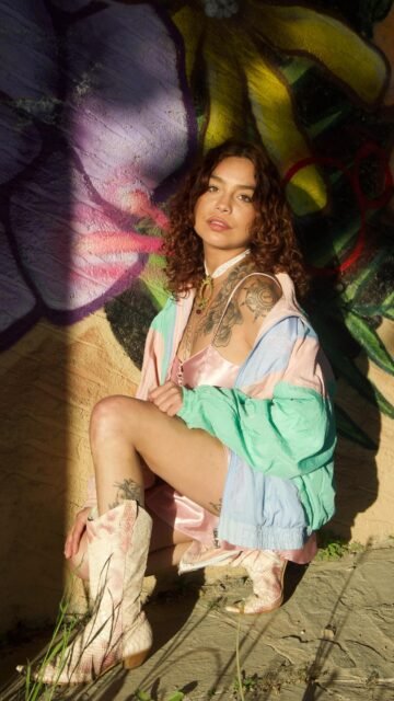 Tout oppose ce look… et pourtant tout fonctionne 💗
Une veste de jogging casual, une nuisette vintage délicate, des santiags en python made in Italy… le contraste parfait entre sport, lingerie et caractère 🌸✨

Un mix inattendu, féminin et affirmé 💕
Une silhouette qui joue avec les codes, douce et forte à la fois… et surtout impossible à ignorer 💗👀

Ce look, c’est juste un aperçu… 🌸
La nouvelle collection arrive en boutique samedi 3 mai 💕 pièces choisies avec amour, nuances de rose, détails qui font battre le cœur 💓

📍 Lisou Street Vintage
Avenue de Béthusy 38B, Lausanne

🕒 Vendredi 14h–19h
🕒 Samedi 11h–18h

Viens voir ça en vrai… les plus belles pièces partent toujours en premier 💋🌸💗