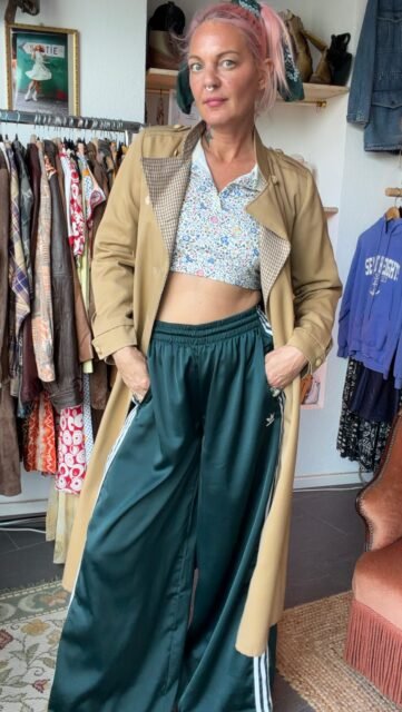 Quand tu vis en Suisse au printemps, t’apprends vite à faire cohabiter trench, crop top et pantalon adidas dans le même look 😭☁️
9 degrés dehors mais mentalement déjà au mois de juin.

Le genre de silhouette effortless qu’on adore chez Lisou Street Vintage : un mélange de pièces sportswear, vintage chic et détails cool sans trop en faire ✨

La boutique est ouverte demain de 11h à 17h
Avenue de Béthusy 38B, Lausanne 🤍