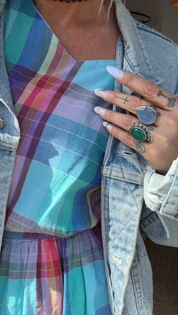 Le genre de look vintage qui attire les regards sans en faire trop 💙✨

Robe tartan upcyclée, veste en jean vintage made in USA, casquette US vintage… chaque pièce a son caractère ✶

Un mix de couleurs, de volumes et d’inspirations 90s comme j’aime en proposer chez Lisou Street Vintage 🫶

📍 Lisou Street Vintage
Avenue de Béthusy 38B — Lausanne

⏰ Aujourd’hui 14h–19h
⏰ Samedi 10h–16h