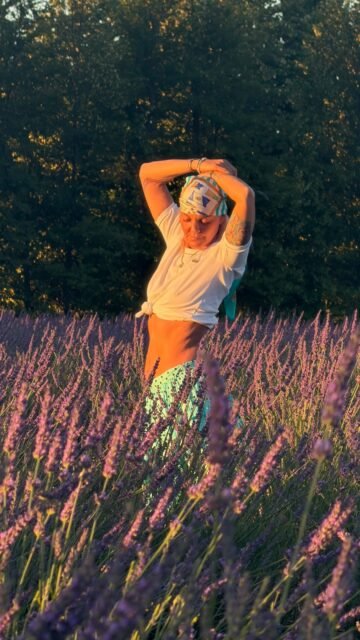 Quand un rêve devient enfin réalité 💜✨

Depuis longtemps, j’imaginais ce shooting au cœur des champs de lavande du Vaucluse, dans le sud de la France. Entre les rangées violettes à perte de vue, la lumière dorée de l’été et le parfum enivrant de la lavande, chaque instant semblait hors du temps.

Un décor magique, une parenthèse de douceur et un souvenir que je n’oublierai jamais 🌿☀️

Sud de la France, Vaucluse, champs de lavande, Provence, shooting photo, été en Provence, paysage provençal, lavande en fleurs, escapade estivale, rêve réalisé.