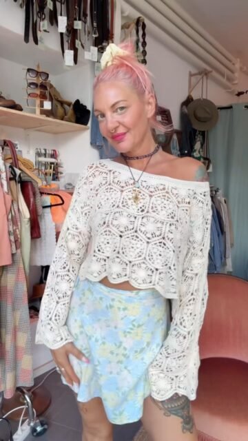 ✨🌈 SUMMER KNIT DROP 🌈✨

Du rose, du jaune, du bleu, du vert… Un vrai concentré d’été. ☀️💛🩷🩵💚

J’ai chiné cette sélection de mailles vintage et de pièces en crochet pendant plusieurs semaines, avec une seule idée en tête : vous proposer des pièces colorées, originales et faciles à porter tout l’été.

À porter sur un jean, un short en denim, un maillot de bain ou une robe… Ce sont ces petits pulls qu’on garde des années et qu’on ressort chaque été. 🌸

Comme toujours, chaque pièce est unique, en vintage des années 80 et 90, et il n’y en aura qu’une de chaque. ✨

📲 Le drop sera disponible demain matin en story.
Premier arrivé, premier servi. 💌

À demain pour cette sélection pleine de soleil, de couleurs et de bonnes vibes. 🌺🌞💕