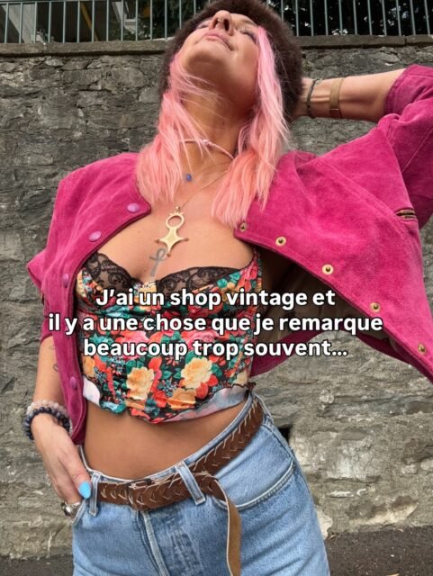 ✨ S’habiller, ça devrait être un terrain de jeu. Pas une liste de règles.

Au shop, j’entends tellement souvent :
« Ce n’est pas pour moi » 🙈
« Je n’oserais jamais » 🫣
« Ça ne va pas m’aller »…

Et pourtant… certaines de vos plus belles surprises commencent justement par une pièce que vous n’auriez JAMAIS choisie seules. 💥❤️

Oser. Tester. Mélanger. Sortir de ses habitudes. ✨
C’est aussi comme ça qu’on construit son style, qu’on affirme son identité et qu’on découvre ce qui nous ressemble vraiment. 🪩

Et c’est tout ce que j’aime dans le vintage : des pièces uniques, du caractère, de l’audace… pour créer un style qui n’appartient qu’à VOUS. 🌹🔥

Alors dites-moi 👀 : c’est quoi LA pièce que vous n’auriez jamais pensé porter… et que vous adorez aujourd’hui ? 💃🏼

📍 Lisou Street Vintage
Avenue de Béthusy 38B, Lausanne

🛍️ Cette semaine au shop
✨ Aujourd’hui · 14h–19h
✨ Demain · 14h–19h
✨ Samedi · 10h–18h