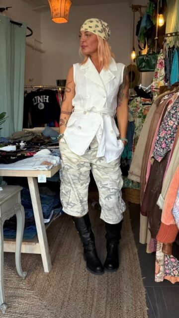 On peut parler de tout ✨
Passer d’un Levi’s 501 à nos ex, du business à l’astrologie, d’un projet complètement fou à la veste vintage parfaite… et tout ça en 5 minutes. 🫠

Bref, j’aime les femmes qui ont 12 conversations en une. 🫶🏼
Si tu te reconnais, bienvenue ici. 👀🤍

SHOP OPEN 🪩
Mercredi · 14h–19h
Jeudi · 14h–19h
Vendredi · 14h–19h
Samedi · 10h–17h

📍 38 avenue de Béthusy, Lausanne
