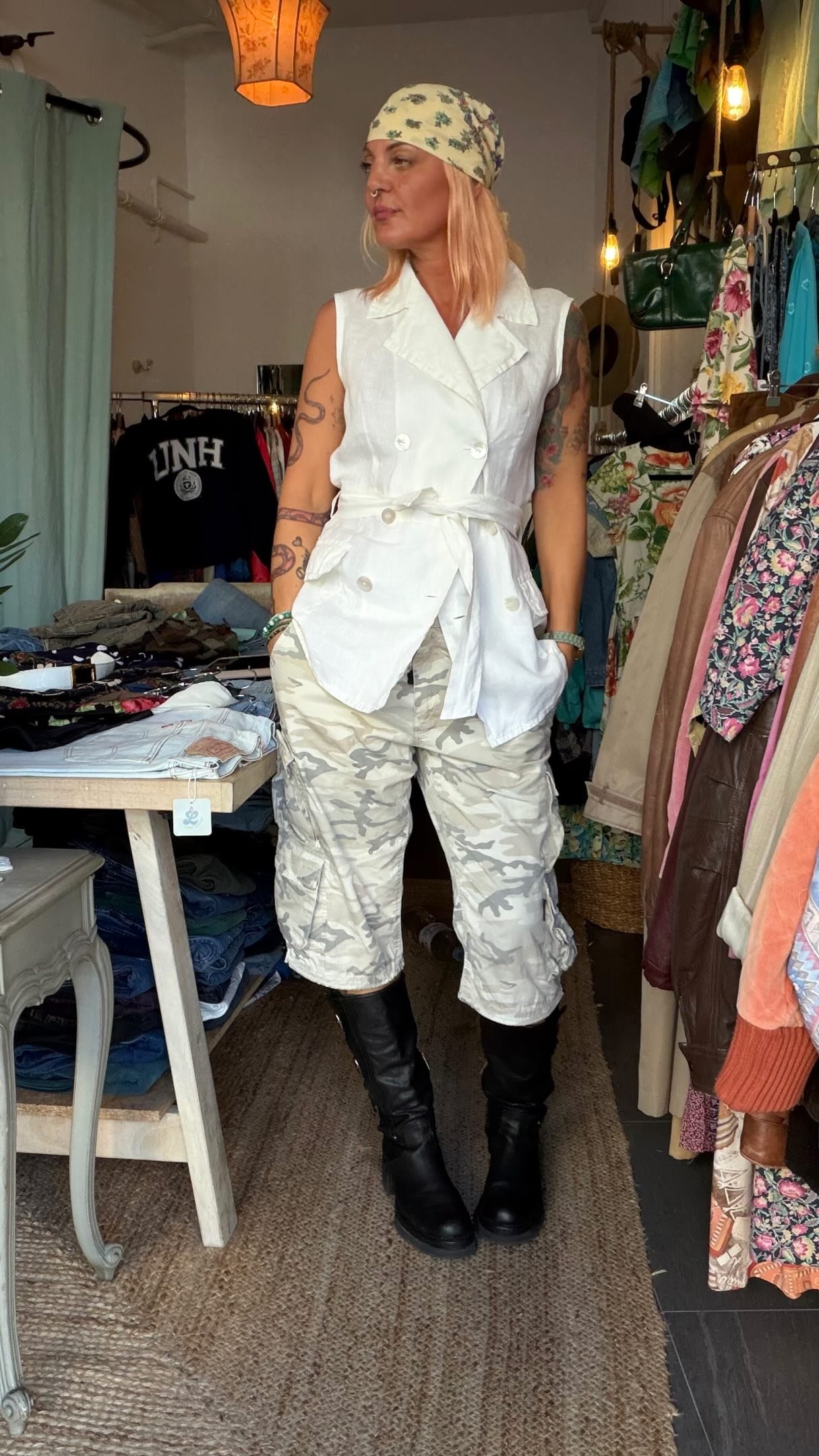 On peut parler de tout ✨
Passer d’un Levi’s 501 à nos ex, du business à l’astrologie, d’un projet complètement fou à la veste vintage parfaite… et tout ça en 5 minutes. 🫠

Bref, j’aime les femmes qui ont 12 conversations en une. 🫶🏼
Si tu te reconnais, bienvenue ici. 👀🤍

SHOP OPEN 🪩
Mercredi · 14h–19h
Jeudi · 14h–19h
Vendredi · 14h–19h
Samedi · 10h–17h

📍 38 avenue de Béthusy, Lausanne