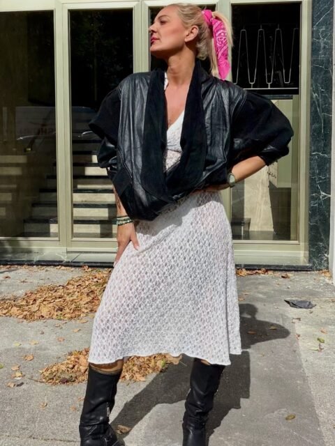 🖤 THE LEATHER TIME HAS COME 🖤

La nouvelle collection de cuirs vintage débarque aujourd’hui en boutique 🔥

Des coupes oversize, cintrées, courtes, longues, structurées… du noir, du camel et surtout des pièces uniques, avec ce supplément d’âme que seul le vintage peut offrir ✨

Porté sur une robe, un jean ou même une tenue très féminine, le cuir change tout : c’est LA pièce forte qui traverse les années sans jamais perdre son style 🖤

Et ce carrousel n’est qu’un aperçu… Tous les modèles ne sont bien sûr pas exposés ici 👀 Il faudra venir fouiller et essayer pour trouver celui qui était fait pour vous !

🛍️ Boutique ouverte aujourd’hui de 10h à 17h
📍 Lisou Street Vintage
Escaliers de Billens 2 — Lausanne

Premier arrivé, premier servi… Les pièces sont uniques 🔥🖤