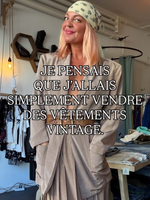 Je pensais que j’allais simplement vendre des vêtements vintage… et puis j’ai compris que mon métier allait bien plus loin que ça. 💗

Au fil du temps, vous avez commencé à me parler de vos corps, de vos complexes, de ces vêtements que vous n’osiez plus porter ou simplement de ces moments où vous ne saviez plus comment vous habiller.

Et j’ai réalisé qu’ici, vous ne veniez pas toujours chercher uniquement une veste, une robe ou un jean. Parfois, vous aviez surtout besoin qu’on vous regarde avec bienveillance et qu’on vous dise :

« Essaie-le. Fais-moi confiance. Regarde comme tu es belle dedans. » ✨

Mon plus grand kiff, ce n’est pas seulement de dénicher des pièces incroyables et de leur donner une nouvelle vie. C’est de vous voir vous regarder autrement dans le miroir, oser une coupe, une couleur, un style… et repartir du shop en vous sentant belles, confiantes et pleinement vous-mêmes. 🫶🏼

Aujourd’hui, même lorsque je pars chiner, je pense à vous. Je connais vos goûts, vos morphologies, les pièces que vous recherchez… et il m’arrive très souvent de tomber sur un vêtement et de me dire immédiatement : « Celui-là, il est pour elle. » 🥹

Lisou Street Vintage, c’est évidemment du vintage, des pièces uniques et des looks différents. Mais c’est aussi un lieu d’écoute, de partage, de rires et de bienveillance. Un endroit où toutes les femmes peuvent venir comme elles sont, sans jugement. 💞

Et ça, je ne l’avais pas prévu… mais c’est clairement ma plus grande fierté. 💗

📍 Lisou Street Vintage
Avenue de Béthusy 38B — Lausanne

🕑 Mardi au vendredi : 14h–19h
🕙 Samedi : 10h–17h
✨ Lundi sur rendez-vous

À très vite au shop, mes beautés. 💋💕